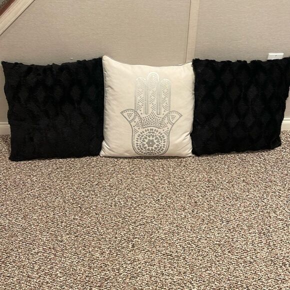 Bundle of 3 pillows (2 black 1 hamsa) - Picture 1 of 3